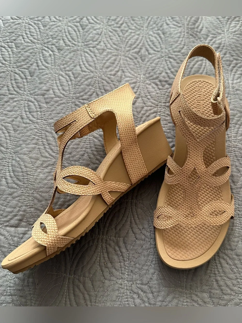 Baretraps Raeanne Strappy Wedge Sandals Gold/Beige Metallic - Size 7.5M